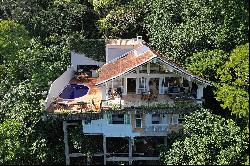 Lush house with views of Pedra da Gávea and the sea