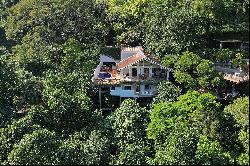 Lush house with views of Pedra da Gávea and the sea