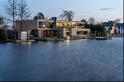 Ultra modern designer villa directly situated at the lake, Vinkeveense Plassen