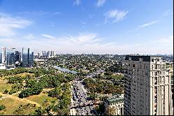 Apartment with park views in a coveted condominium with full amenities and speci