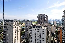 Apartment with park views in a coveted condominium with full amenities and speci