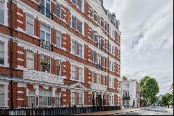 Bright four bedroom apartment in the heart of Kensington