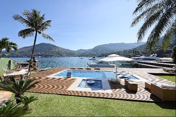 House in a gated community with sea view and marina near Ilha Grande