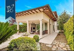 Elegant and bright villa with a big garden for sale in the heart of Versilia