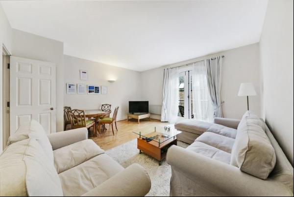 Smart one bedroom apartment to rent in Wapping.