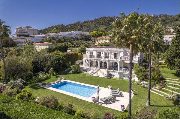 Splendid villa with panoramic sea view in Super Cannes.