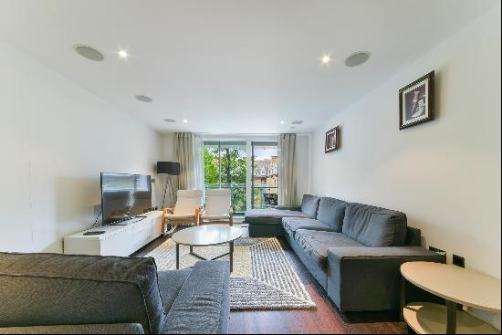 A three bedroom apartment to let in Grosvenor Waterside, SW1W