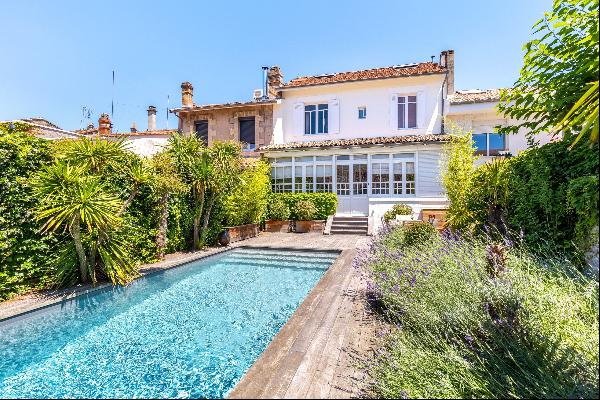 CHARTRONS - SUPERBE MAISON EN PIERRE, JARDIN, PISCINE, DÉPENDANCE, PARKING