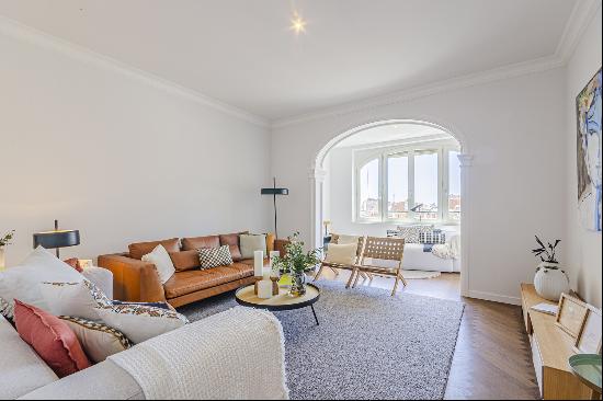 Impressive apartment in beautiful building completely restored.