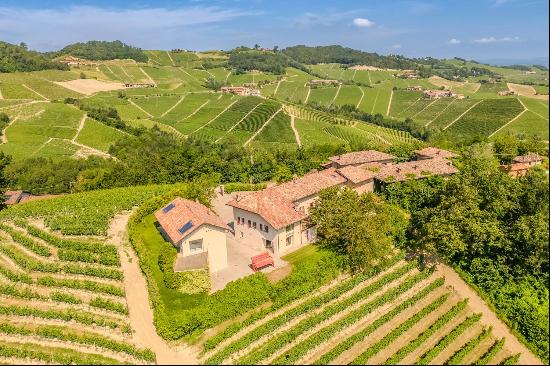 Elegant renovated farmhouse in Monforte d'Alba