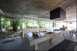 House on a peninsula with stunning views and design by Paulo Mendes da Rocha