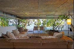 House on a peninsula with stunning views and design by Paulo Mendes da Rocha