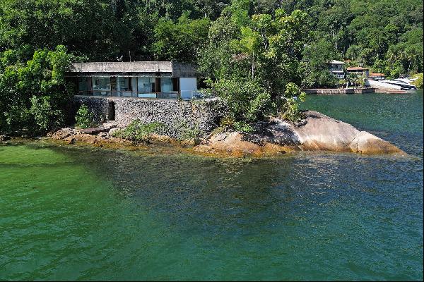 House on a peninsula with stunning views and design by Paulo Mendes da Rocha