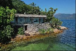 House on a peninsula with stunning views and design by Paulo Mendes da Rocha