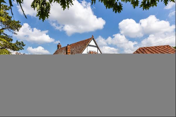 A fantastic grade ll listed Elizabethan family home nestled in the Kent countryside.