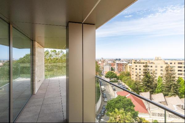 Charming 3-bedroom apartment with balcony and parking in Paranhos, Porto.