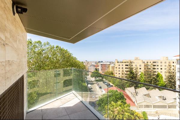 Excellent 3-bedroom apartment with balcony and parking in Paranhos, Porto.