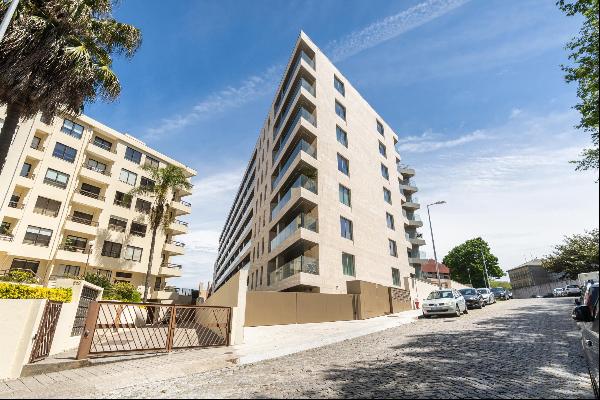 Beautiful 3-bedroom apartment with balcony and parking in Paranhos, Porto.