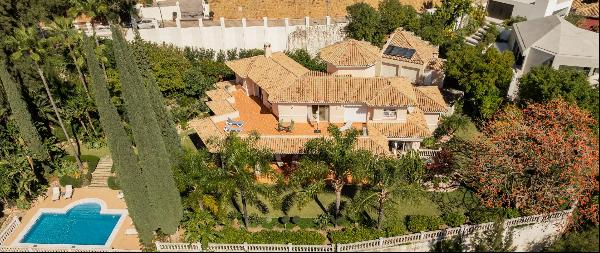 An exquisite villa within the gated community of El Herrajo Alto.