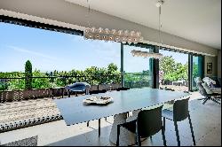 Contemporary villa with exceptional view in the heart of the Alpilles