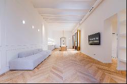 Spectacular main floor with courtyard in the Gothic Quarter