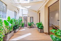 Spectacular main floor with courtyard in the Gothic Quarter