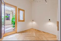 Spectacular main floor with courtyard in the Gothic Quarter