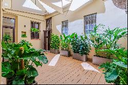 Spectacular main floor with courtyard in the Gothic Quarter