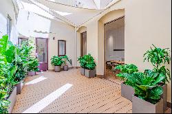 Spectacular main floor with courtyard in the Gothic Quarter