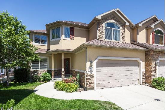 Upscale Townhome with Sweeping Valley and Mountain views