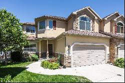 Upscale Townhome with Sweeping Valley and Mountain views