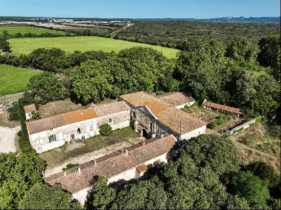 Mas Provençal 900 m² of living space and outbuildings