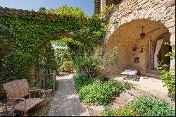 Near Uzès - Magnificent silkworm farm