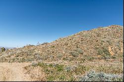 Panoramic Hilltop Retreat: 5 Acres of Hi-Desert Bliss