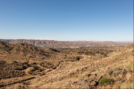 Panoramic Hilltop Retreat: 5 Acres of Hi-Desert Bliss