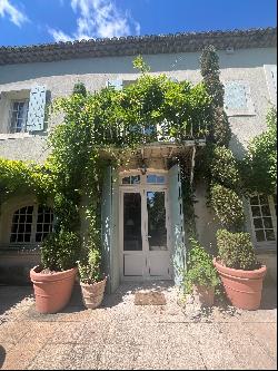 Ideally located 5 minutes from Saint-Rémy-de-Provence