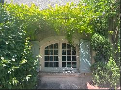 Ideally located 5 minutes from Saint-Remy-de-Provence