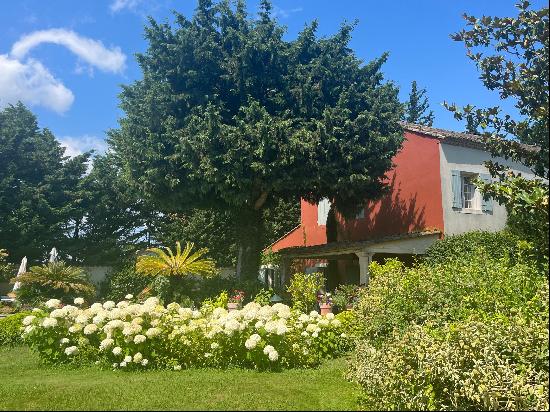 Ideally located 5 minutes from Saint-Rémy-de-Provence