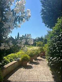 Ideally located 5 minutes from Saint-Rémy-de-Provence