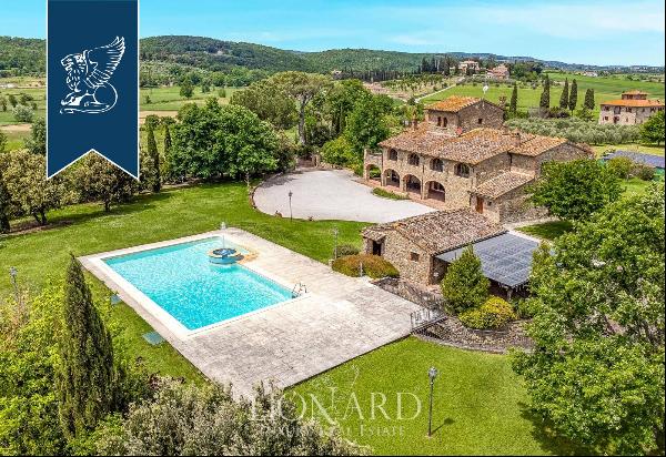 A farmhouse of refined luxury on the Tuscan hills between Siena, Arezzo and Perugia