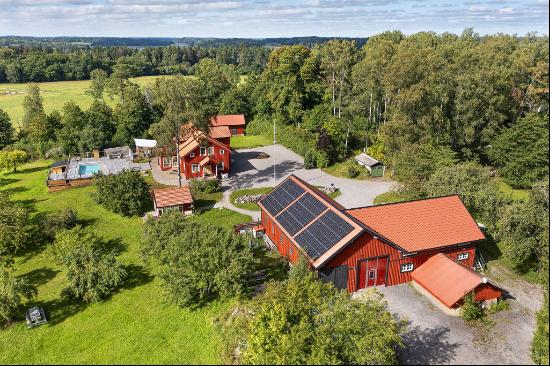 Idyllic Farm Estate with Cider House and Scenic Surroundings