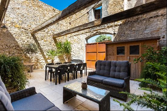 Character house with courtyard in the Massif de la Clape