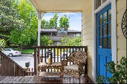 Charming Victorian Farmhouse in Downtown Saratoga