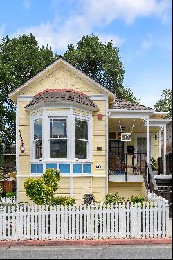 Charming Victorian Farmhouse in Downtown Saratoga