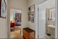 Elegant Historical Apartment with Modern Amenities in Prime Berlin Location