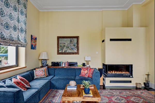 Elegant Historical Apartment with Modern Amenities in Prime Berlin Location