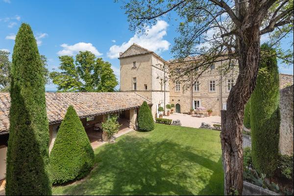 Uzes a 5 minutes - Chateau du 16ieme siecle - Axe Nimes et Avignon