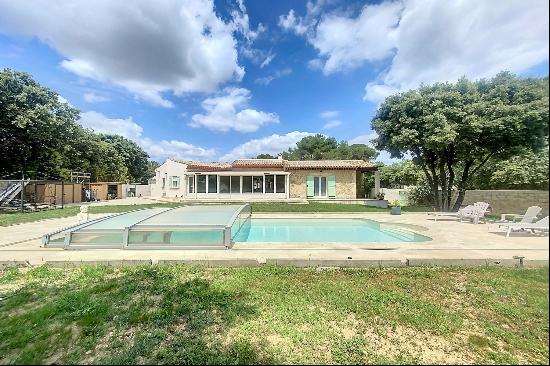 ST SIFFRET : Single storey southern villa with swimming pool.