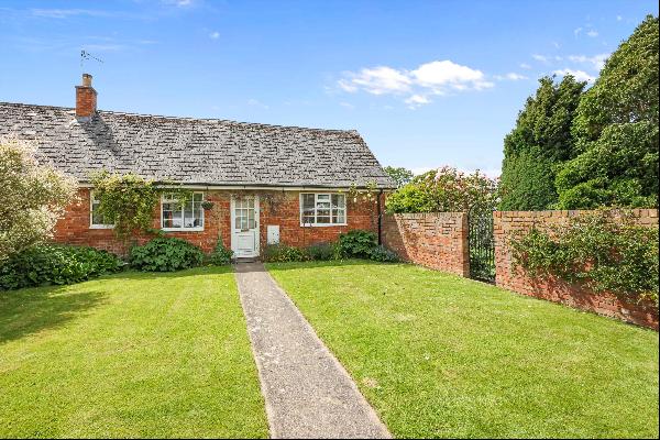 A rare opportunity to acquire a lovely mid-terraced cottage in the popular Southfield Mano