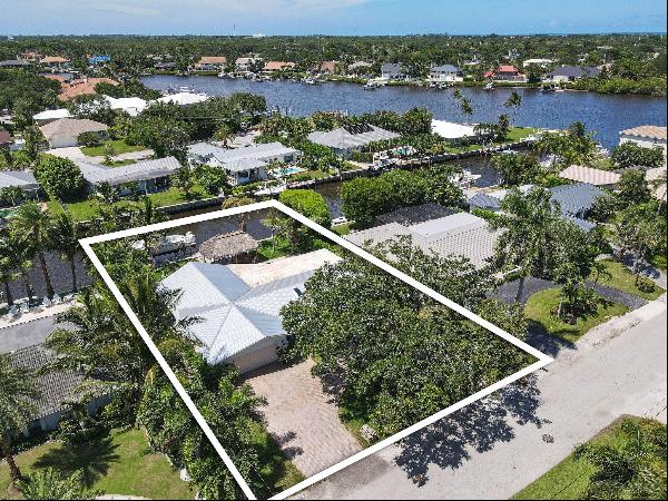 Nestled in the exclusive enclave of Country Club Point in Tequesta, this waterfront home p